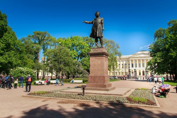 Explore uk cruises: enrich your adventure with vip guided tours of historic british theaters