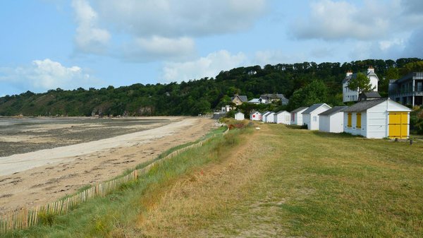 Discover enchanting uk retreats: embark on guided adventures through majestic medieval castles